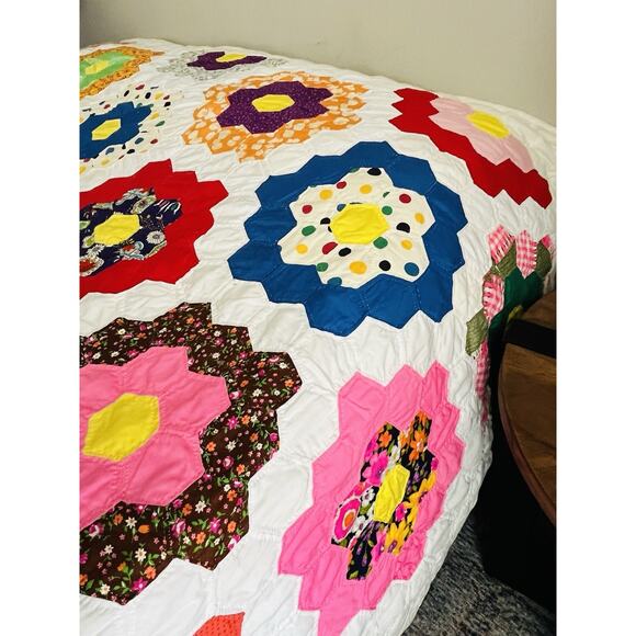 Vintage handmade Quilt Grandmother's Flower Garden 50s 60s 70s fabrics 102 x 88" - Picture 7 of 16